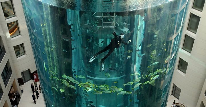 உலகின் மிகப்பெரிய மீன் காட்சித் தொட்டி திடீரென வெடித்து சிதறியது!