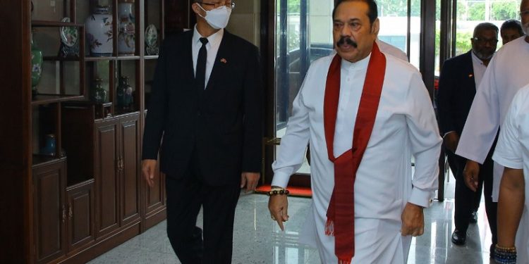 இலங்கையில் உள்ள சீன தூதரகத்திற்கு ஜனாதிபதி ரணில் விக்ரமசிங்க மற்றும் மஹிந்த ராஜபக்ஸ ஆகியோர் விஜயம்!