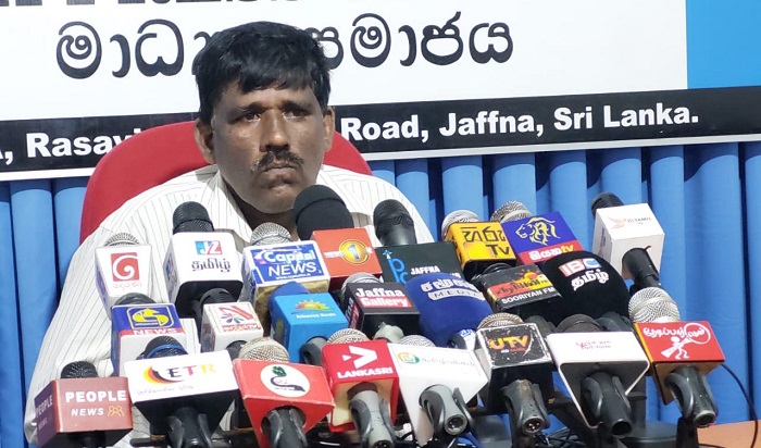 கைது செய்யப்பட்டு காணாமல் போனோர் தொடர்பில் அரசாங்கத்திடமும் சர்வதேசத்திடமும் பேசுங்கள் !