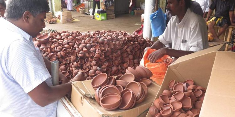 திருக்கார்த்திகை விரதத்தை முன்னிட்டு விளக்குகளை கொள்வனவு செய்வதில் மக்கள் ஆர்வம்!