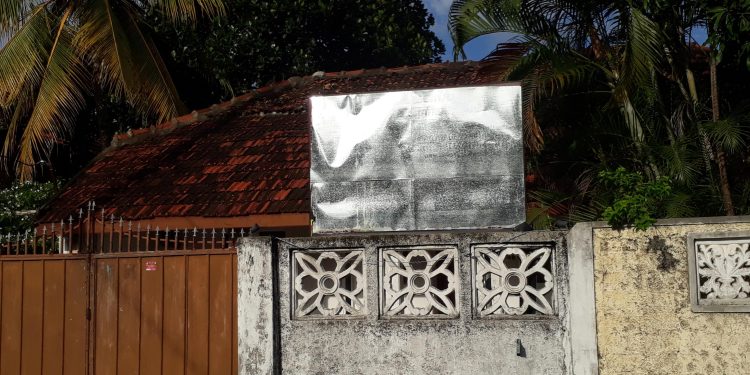 அடையாளம் தெரியாதவர்களால் நாடாளுமன்ற உறுப்பினர் இரா. சாணக்கியனின் மக்கள் சந்திப்பு காரியாலத்தின் பெயர் பலகை சேதம்!