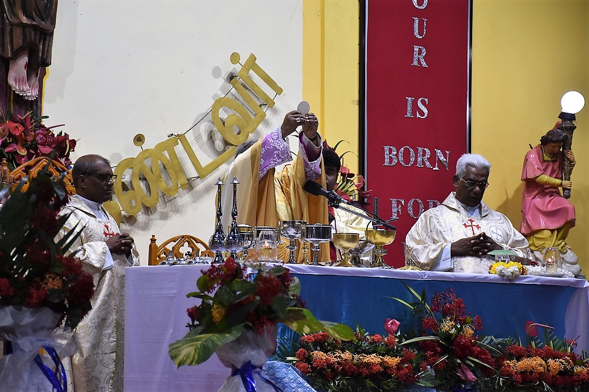 பலத்த பாதுகாப்புக்கு மத்தியில் மன்னாரில் புத்தாண்டு நள்ளிரவு திருப்பலி