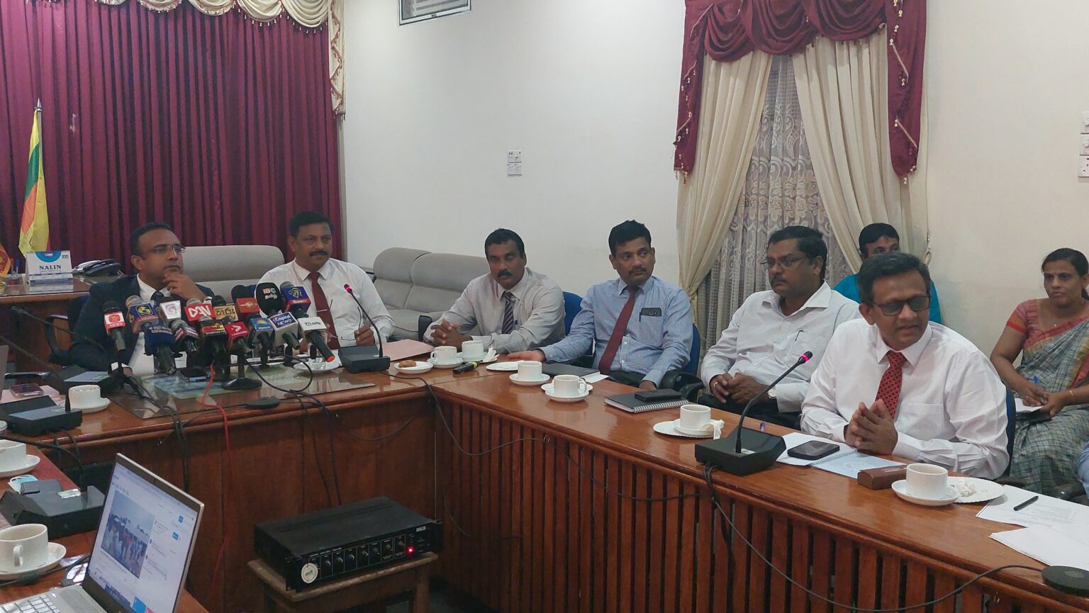 யாழில் தொழில் மற்றும் வெளிநாட்டு வேலைவாய்ப்பு ஊக்குவிப்பு அமைச்சின் கண்காட்சி!