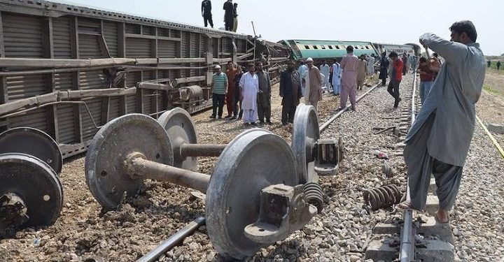 பாகிஸ்தானில் குண்டுவெடிப்பு: பயணிகள் ரயில் தடம் புரண்டதால் எட்டு பேர் காயம்!