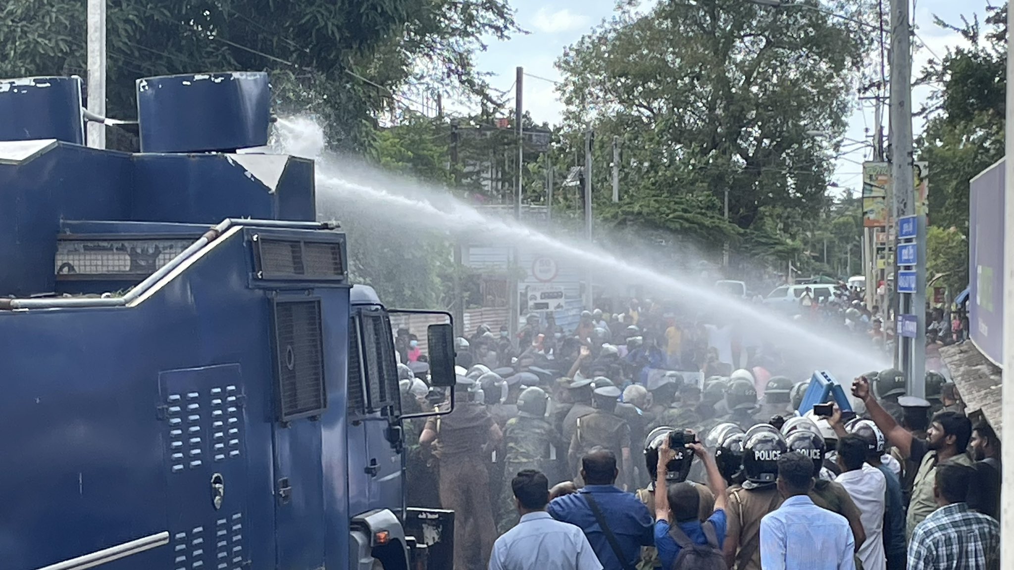 ஜனாதிபதிக்கு எதிர்ப்பு தெரிவித்த போராட்டத்தில் நீர்த்தாரை பிரயோகம்!!