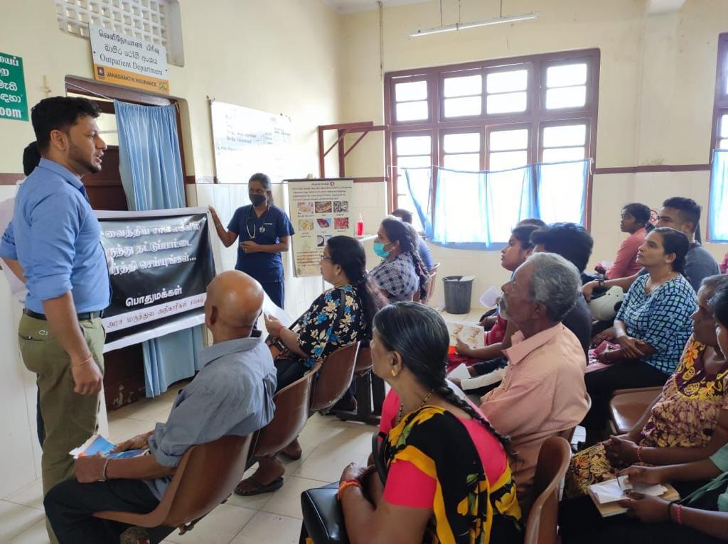 மந்திகையில்  அரச வைத்திய அதிகாரிகள் சங்கத்தினரால் பொதுமக்களிடம் கையெழுத்து பெறும் போராட்டம்!