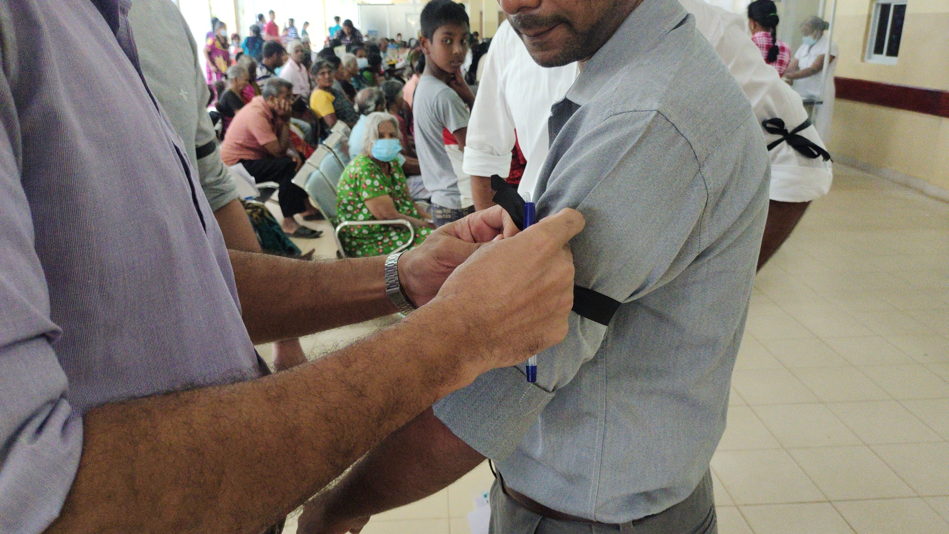 கிளிநொச்சி மாவட்ட பொது வைத்தியசாலையின் வைத்தியர்களால் கறுப்பு பட்டி போராட்டம்!