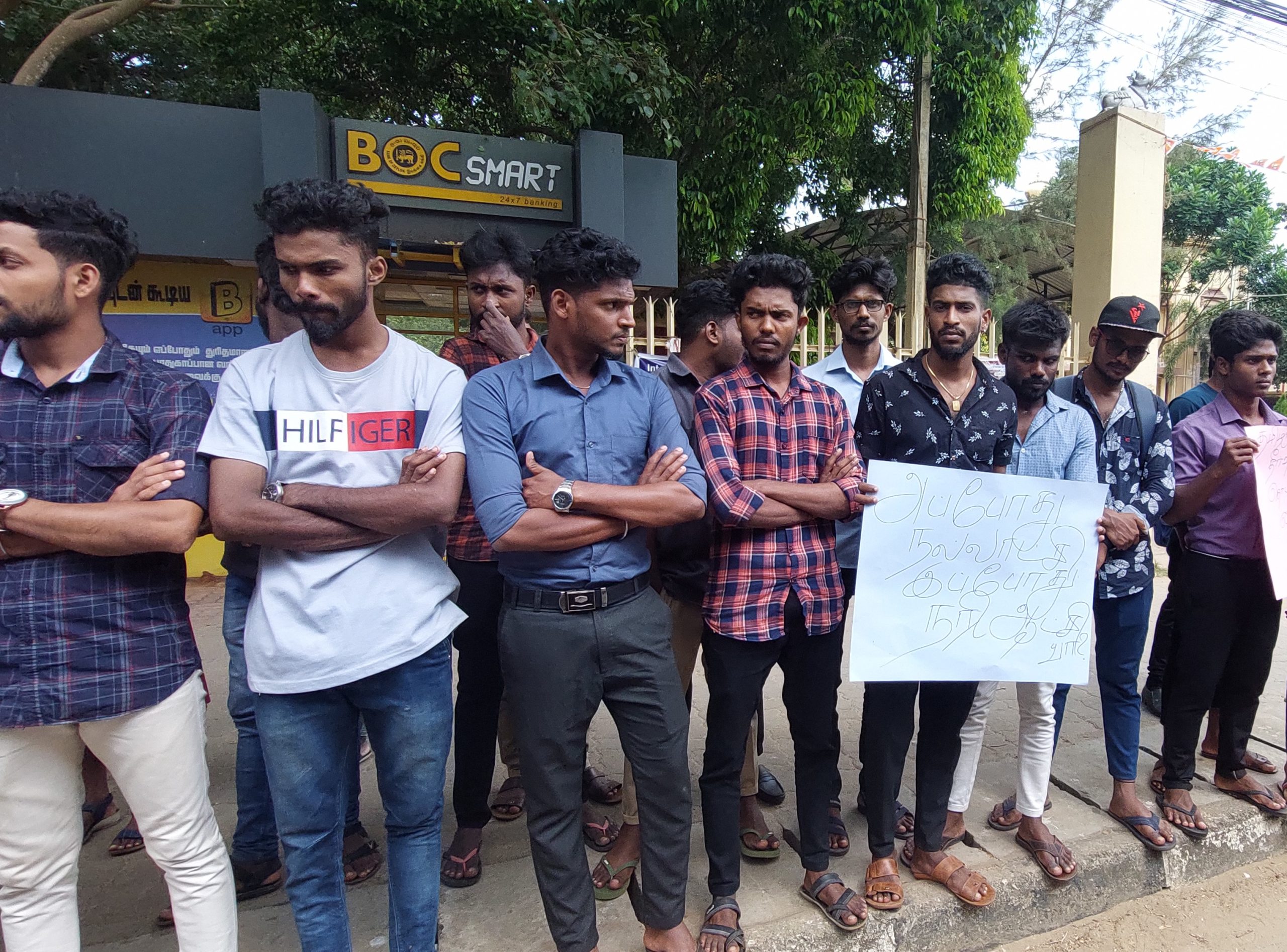 வேலன் சுவாமிகள் கைதுசெய்யப்பட்டதை கண்டித்து யாழ். பல்கலைகழகத்தில் போராட்டம்