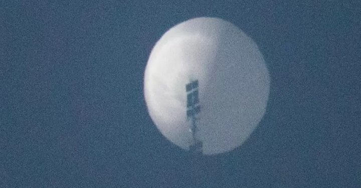 சீன கண்காணிப்பு பலூனை சுட்டு வீழ்த்த அமெரிக்க அதிகாரிகள் திட்டம்!