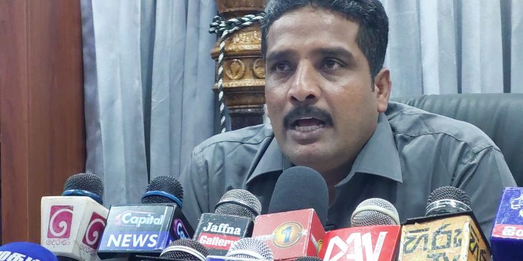 இரண்டாம் தடவை பாதீட்டினை சமர்ப்பிக்க துணிவில்லாதவர் வி.மணிவண்ணன் – ஆனோல்ட் குற்றச்சாட்டு