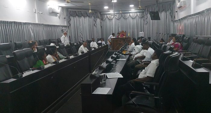 “வைக்கோல் பட்டறை நாய்” என கூறிய உறுப்பினரின் ஒரு மாத சம்பளத்தை இரத்து செய்த யாழ்.மாநகர முதல்வர்!