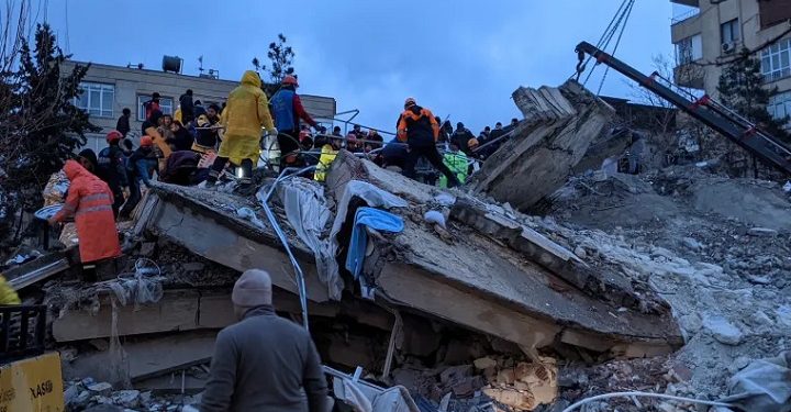 துருக்கியை அடுத்தடுத்து உலுக்கும் நிலநடுக்கம்: உயிரிழப்பு எண்ணிக்கை 20ஆயிரத்தை எட்டுமென அச்சம்!