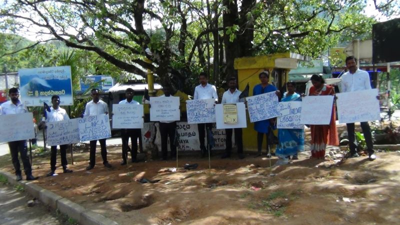 பொருளாதாரப் பிரச்சினைகளுக்கு உடன் தீர்வை வழங்குமாறு அரசை வலியுறுத்தி மஸ்கெலியா நகரில் போராட்டம்!