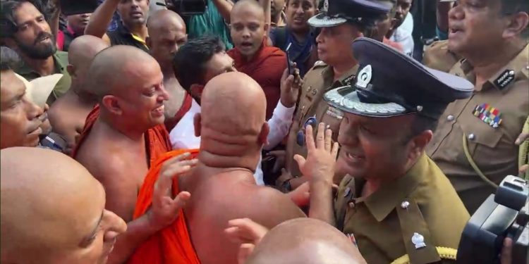 13 ஐ அமுல்படுத்த வேண்டாம் – தீவிர தேசியவாத பௌத்த பிக்குகள் போராட்டம்