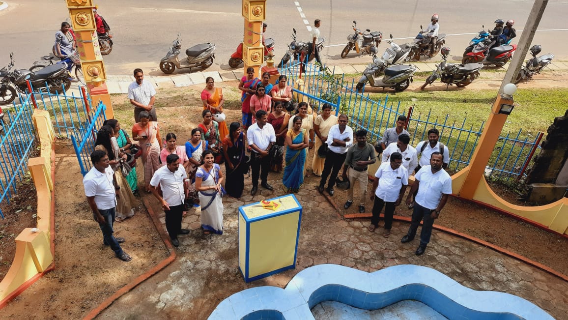 வவுனியாவில்  அமைந்துள்ள பண்டார வன்னியனுன் நினைவுத் தூபிக்கு மலர்மாலை அணிவிப்பு