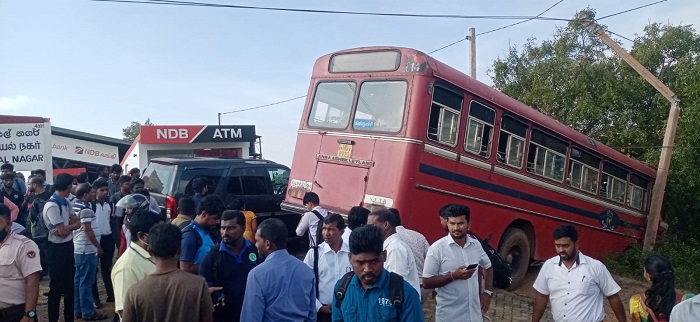 அரச பேருந்தை மோதிய புகையிரதம் – மூவர் காயம்!