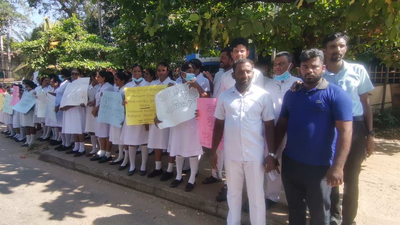 வவுனியா வைத்தியசாலையின்  சிற்றூழியர்கள் பணிபகிஷ்கரிப்பில்!