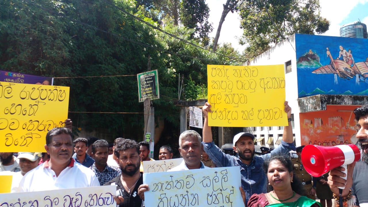 உள்ளூராட்சிசபைத் தேர்தலை நடத்துமாறு அரசாங்கத்தை வலியுறுத்தி தலவாக்கலை நகரில் போராட்டம்!