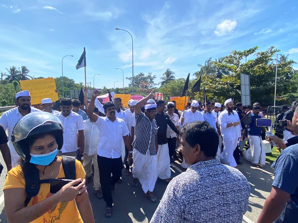 “இருள்சூழ்ந்த சுதந்திரம்” என பிரகடனப்படுத்தி மட்டக்களப்பில் போராட்டம்