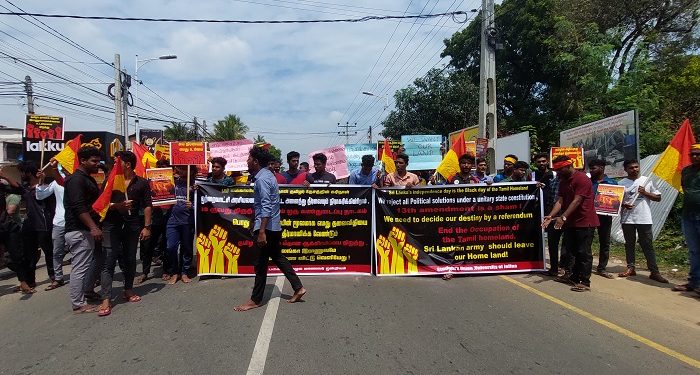 சுதந்திர தின கொண்டாட்டத்திற்கு எதிர்ப்பு தெரிவித்து பல்கலைக்கழகம் முன்பாக பேரணி!