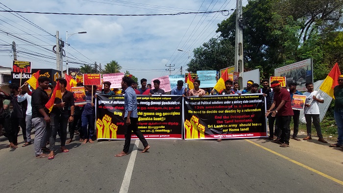 சுதந்திர தின கொண்டாட்டத்திற்கு எதிர்ப்பு தெரிவித்து பல்கலைக்கழகம் முன்பாக பேரணி!