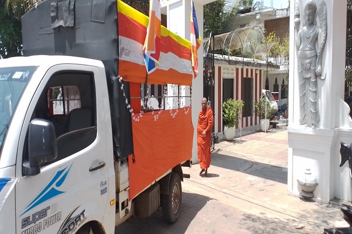 ஒற்றுமையை வலியுறுத்தி பௌத்த மத குரு யாழில் இருந்து பாதயாத்திரை!