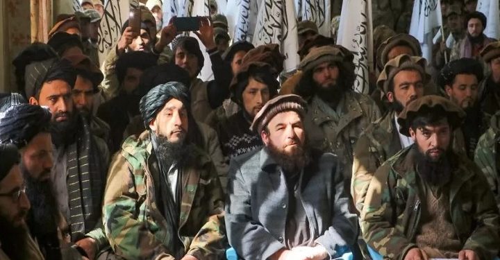 அரசு பதவிகளில் அமர்த்தியுள்ள உறவினர்களை பணிநீக்குமாறு தலிபான்களுக்கு அதன் தலைவர் உத்தரவு!