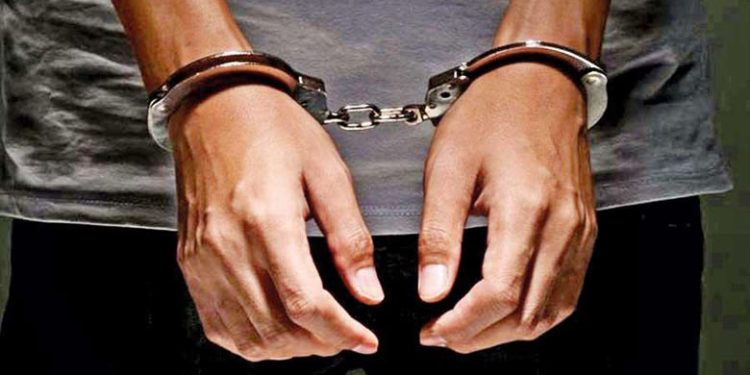 இணுவில் பகுதியில் வீட்டை உடைத்து களவாடிய மூவர் கைது!