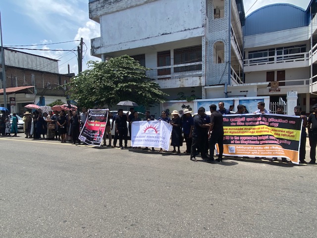பல்கலைக்கழக ஆசிரியர் சங்கங்களின் சம்மேளனத்தின் ஏற்பாட்டில் மட்டக்களப்பில் கவன ஈர்ப்பு போராட்டம்!