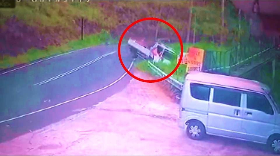 நுவரெலியா – லபுக்கல பகுதியில் லொறி பள்ளத்தில் கவிழ்ந்து விபத்து : 14 பேர் காயம்!