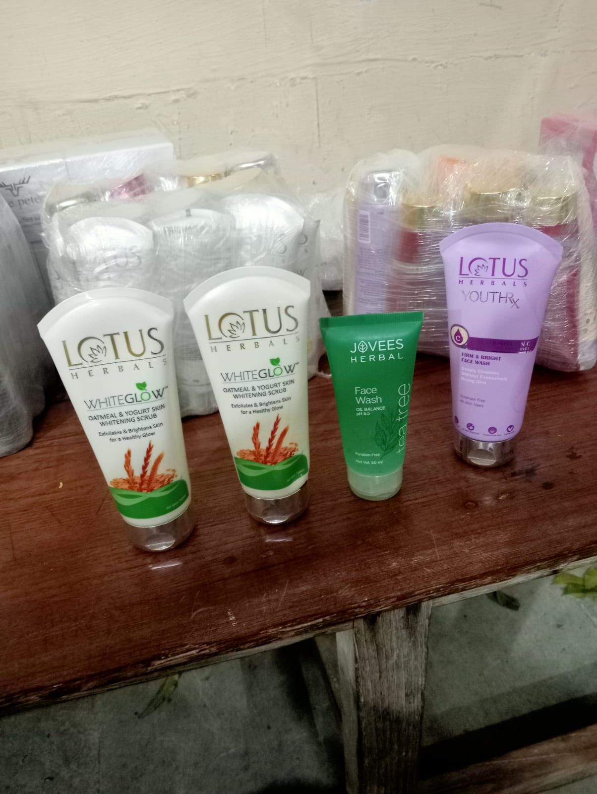 இலங்கைக்கு கடத்துவதற்காக வாகனத்தில் கொண்டு சென்ற பொருட்கள் பறிமுதல்!