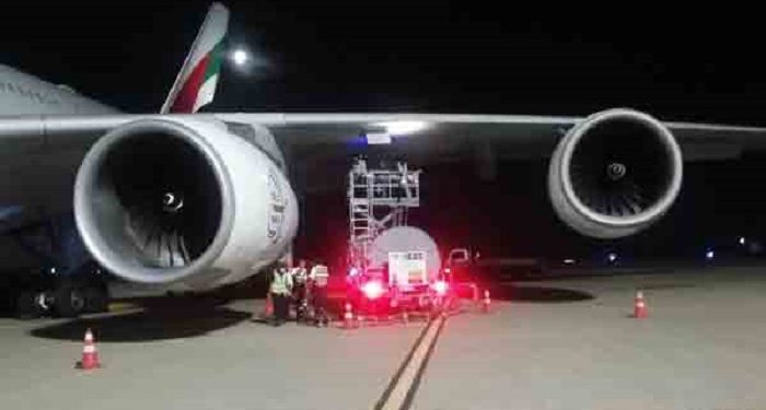 உலகின் மிகப்பெரிய பயணிகள் விமானம் இலங்கையில் தரையிறங்கியது!