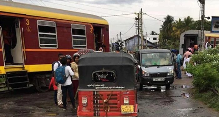 தடம் புரண்டது யாழ் தேவி!