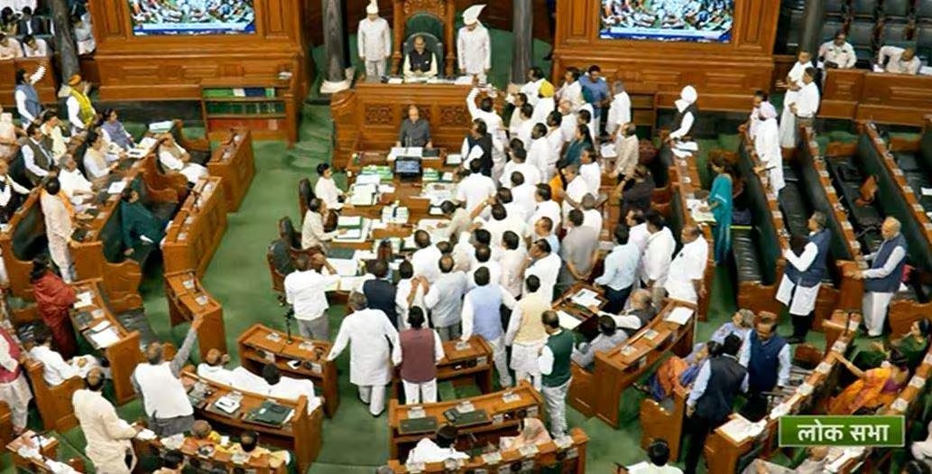 அமளியால் முடங்கிய நாடாளுமன்றம்: பிற்பகல் 2 மணிவரை ஒத்திவைப்பு!