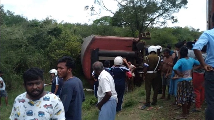 புகையிரதம் தடம் புரண்டதில் 17 பேருக்கு காயம்!