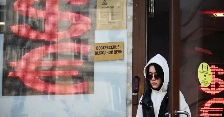 ரஷ்ய ரூபிள் ஒரு வருடத்தில் அதன் மிகக் குறைந்த மதிப்பிற்கு வீழ்ச்சி!