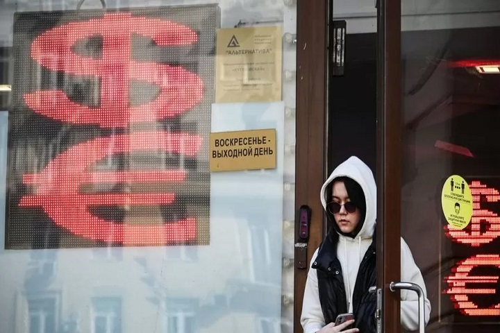 ரஷ்ய ரூபிள் ஒரு வருடத்தில் அதன் மிகக் குறைந்த மதிப்பிற்கு வீழ்ச்சி!