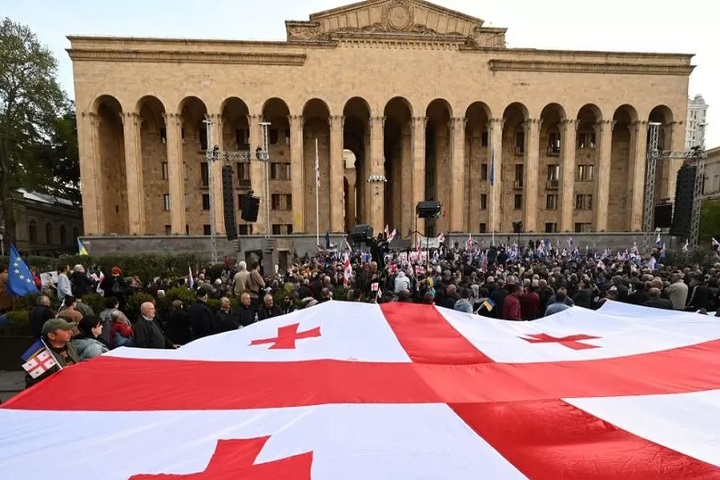 ஜோர்ஜிய நாடாளுமன்றத்திற்கு வெளியே ஆயிரக்கணக்கான எதிர்ப்பாளர்கள் போராட்டம்!