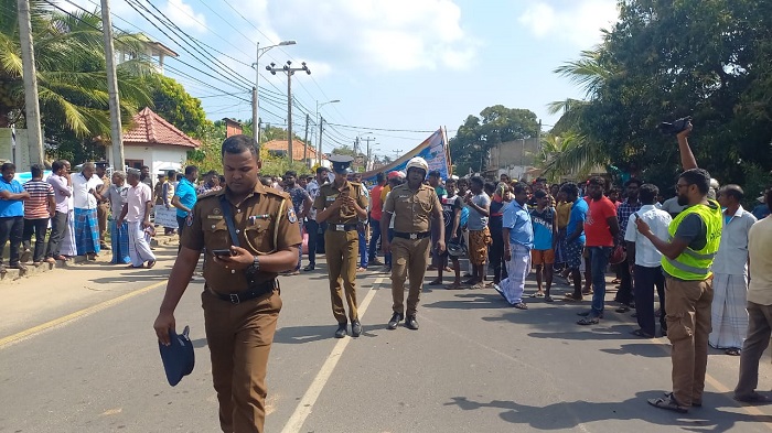 யாழ்ப்பாணம் – பருத்தித்துறை பிரதேச செயலகத்தை முற்றுகையிட்டு போராட்டம்