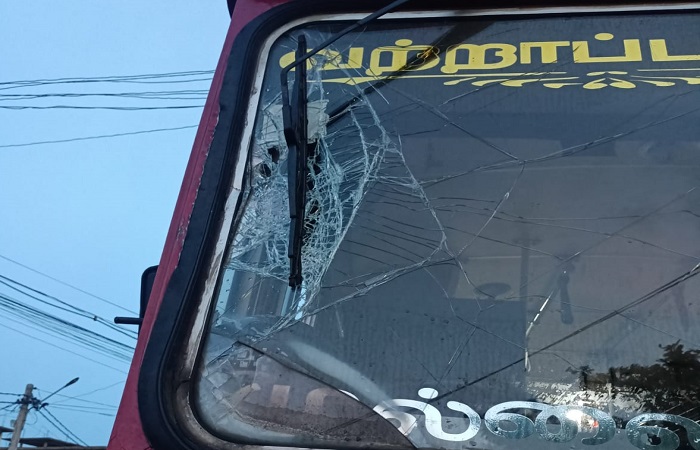 முல்லைத்தீவில் சேவையில் ஈடுபட்ட அரச பேருந்து மீது கல் வீசி தாக்குதல்