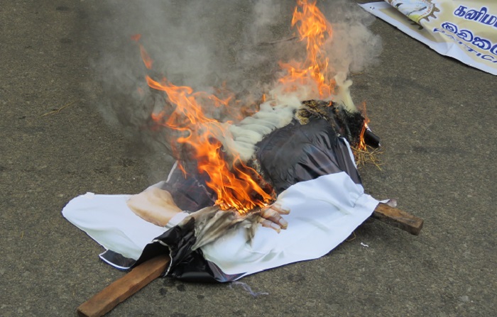 ஹாபீஸ் நசீர் அகமட்டின் உருவபொம்மையை எரித்து போராட்டம்!