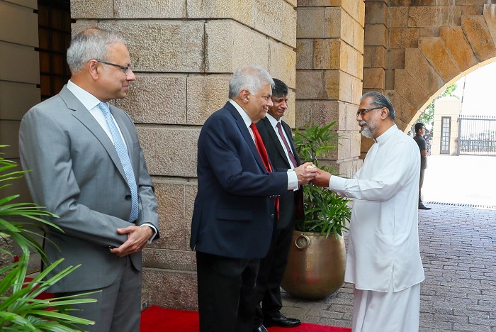 புத்தாண்டு சுபநேரப் பத்திரம் ஜனாதிபதியிடம் கையளிப்பு