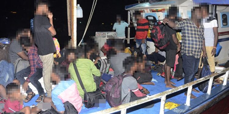 சட்டவிரோதமான முறையில் அவுஸ்திரேலியாவுக்கு சென்ற இலங்கையர்கள் நாட்டுக்கு வருகை!