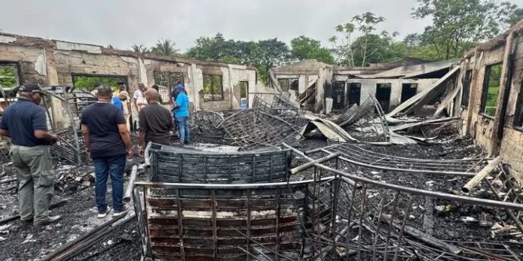 பாடசாலை விடுதியில் தீ பரவல் -19 மாணவர்கள் உயிரிழப்பு