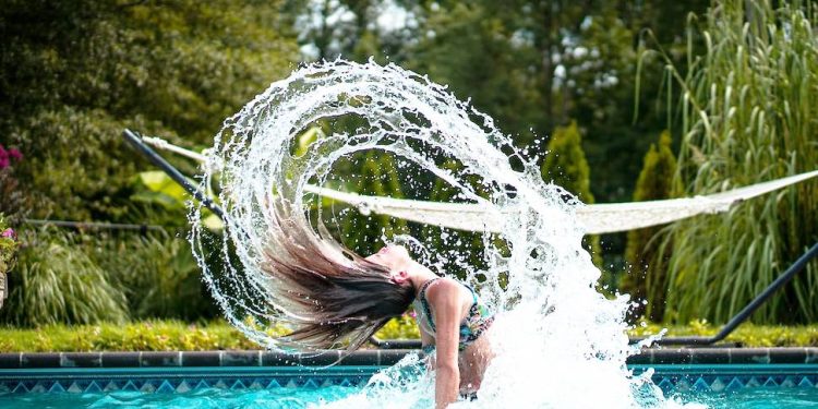 மேலாடையின்றி நீச்சல் குளத்தில் குளிக்க பெண்களுக்கு அனுமதி