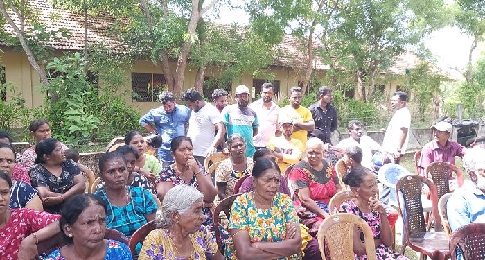 உதவி திட்ட முறைக்கேட்டுக்கெதிராக ஒன்றுகூடிய பாரதிபுரம் மக்கள் : சம்பவ இடத்திற்கு வந்த நாடாளுமன்ற உறுப்பினர்