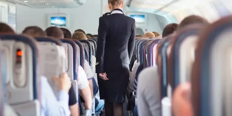 பயணிகள் முன்னிலையில்  இயற்கை உபாதையைக்  கழித்த நபரால் பரபரப்பு