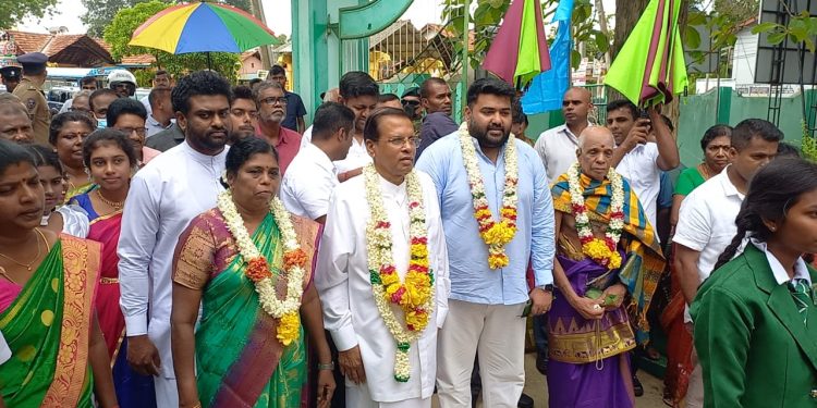 மைதானத்தை மாணவர்களுக்கு கையளித்தார் மைத்திரி