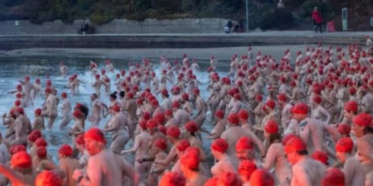 உறையும் நீரில் 2000 பேர் நிர்வாணக் குளியல்