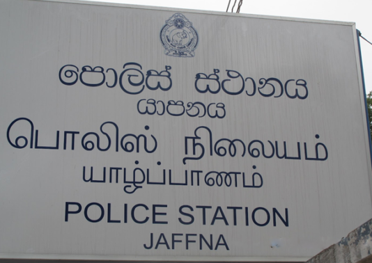 வெட்டிய தலைமுடியுடன் பொலிஸ் நிலையம் சென்ற பெண் : யாழில் பரபரப்பு!